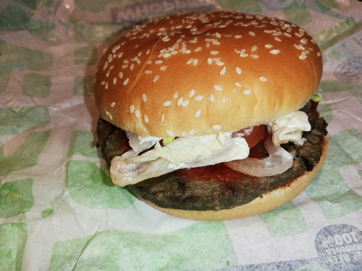 Rebel Whopper prodávaný ve fast foodu Burger King