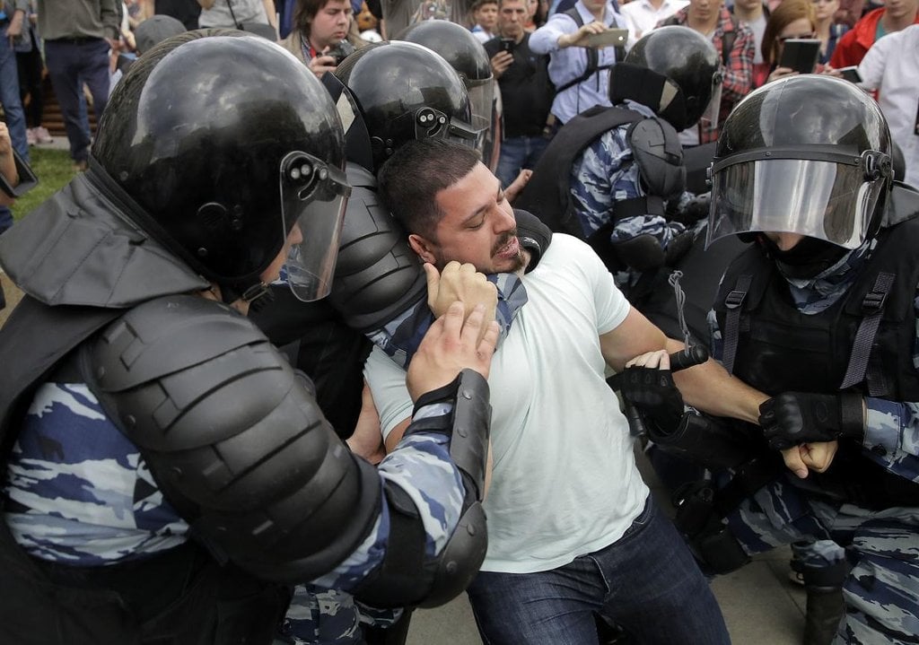 2011-06-zc3a1sah-ruskc3a9-policie-proti-demonstrantc5afm-v-moskv