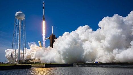 Náhledový obrázek - SpaceX dopravila na ISS posádku první ryze soukromé mise. Doufám, že mě jednou také sveze, říká Muskův ,rival‘ Branson