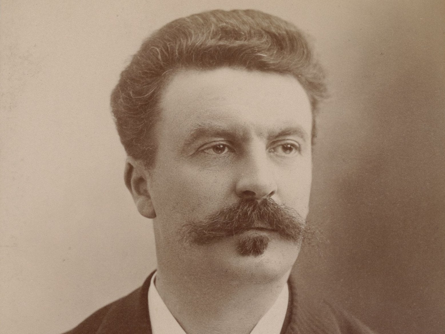 Guy de Maupassant zemřel na syfilis, když mu bylo 42 let.