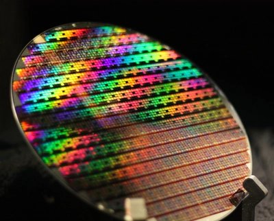 Kvantové čipy s polovodičovými qubity na 200mm waferu