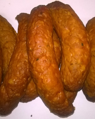 Grilovací klobása s nivou. Kategorie: Nebezpečné potraviny. Nevyhovující parametr: vůně,
vzhled povrchu. Potravina zapáchala a měla oslizlý a lepkavý povrch. Potravina se nepovažuje za bezpečnou, pokud jeví známky kažení. Potravina měla prošlé datum použitelnosti. Z tohoto důvodu nejsou uvedeny informace o výrobci. Místo kontroly: Kubík a.s., Hradec Králové