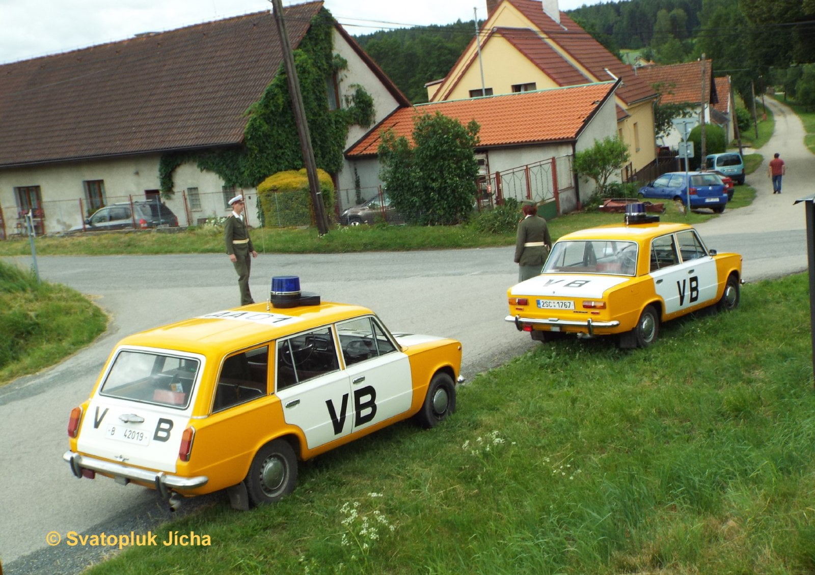 Dvojice VAZů 2101 (sedan) a 2102 (kombi) s „příslušníky Veřejné bezpečnosti“ při jedné veteránské akci ve středních Čechách