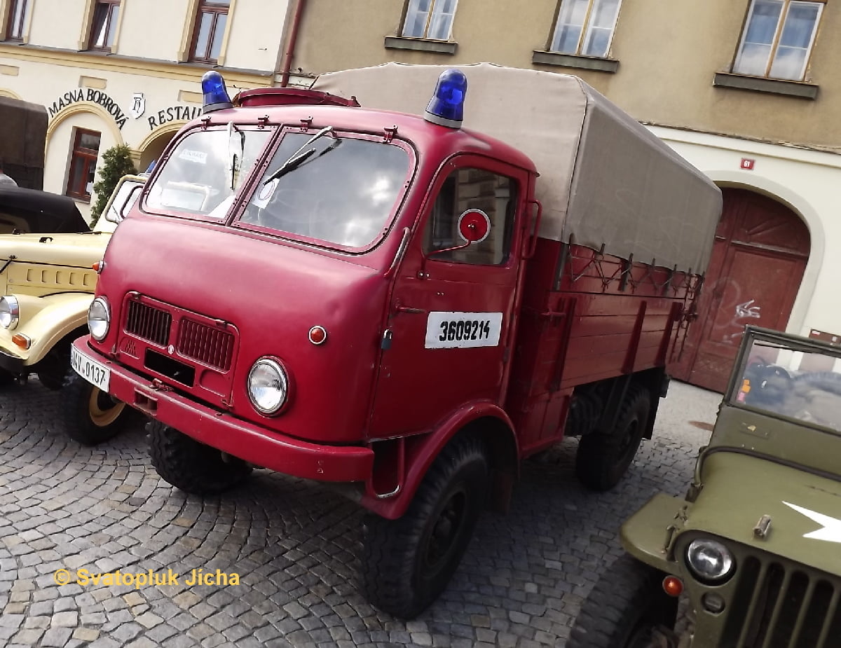 Vzácně zachovalý valník Tatra 805 prodělal ideovou konverzi z „požárního“ na hasičský