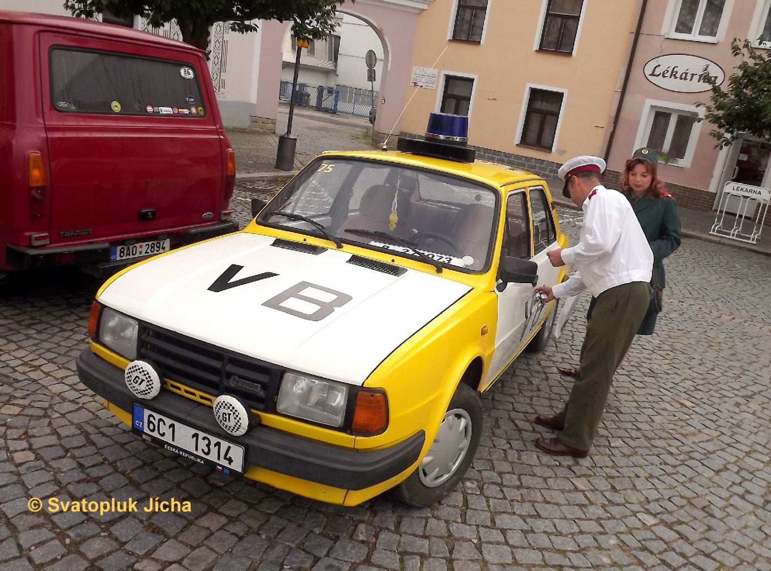 Řada Škoda 742 v posledním vyráběném provedení a v tradičním žluto-bílém laku, také ovšem s některými nedobovými doplňky