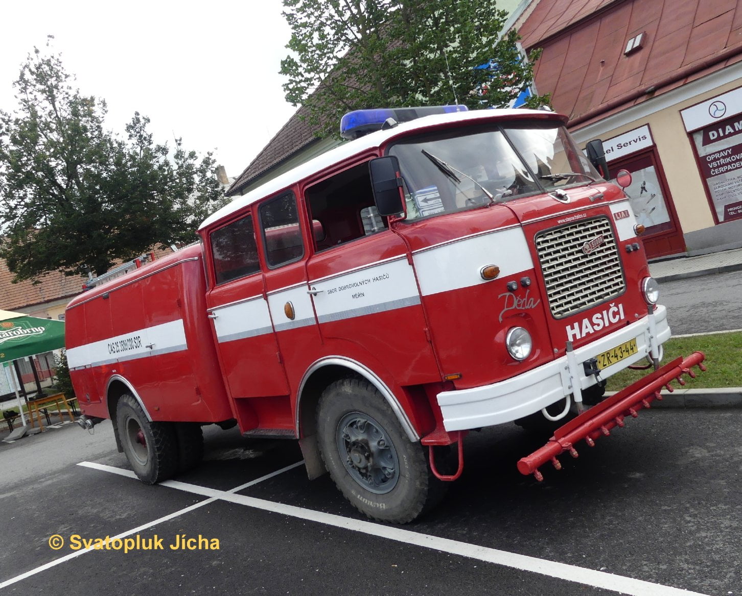 Škoda 706 RT CAS je už řazený mezi oldtimery. Vůz na snímku ale stále garážuje v hasičských garážích a je plně schopný okamžitého zásahu!