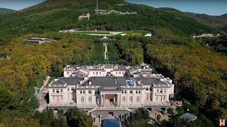 Náhledový obrázek - Videačesky.cz: Dokument Alexeje Navalného o tajném Putinově paláci za 29 miliard