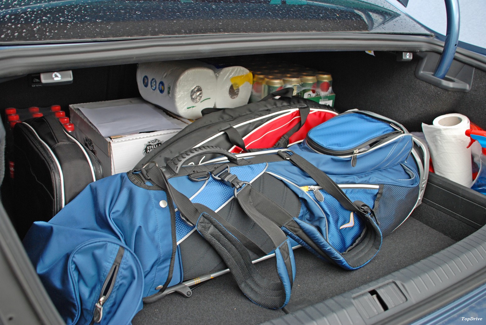 Objem zavazadlového prostoru činí 586 litrů. V praxi to může vypadat následovně.