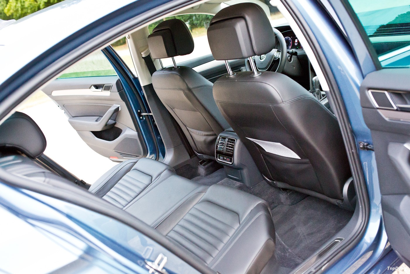 Čtveřice dospělých osob by se měla do vozu bez problémů vejít.