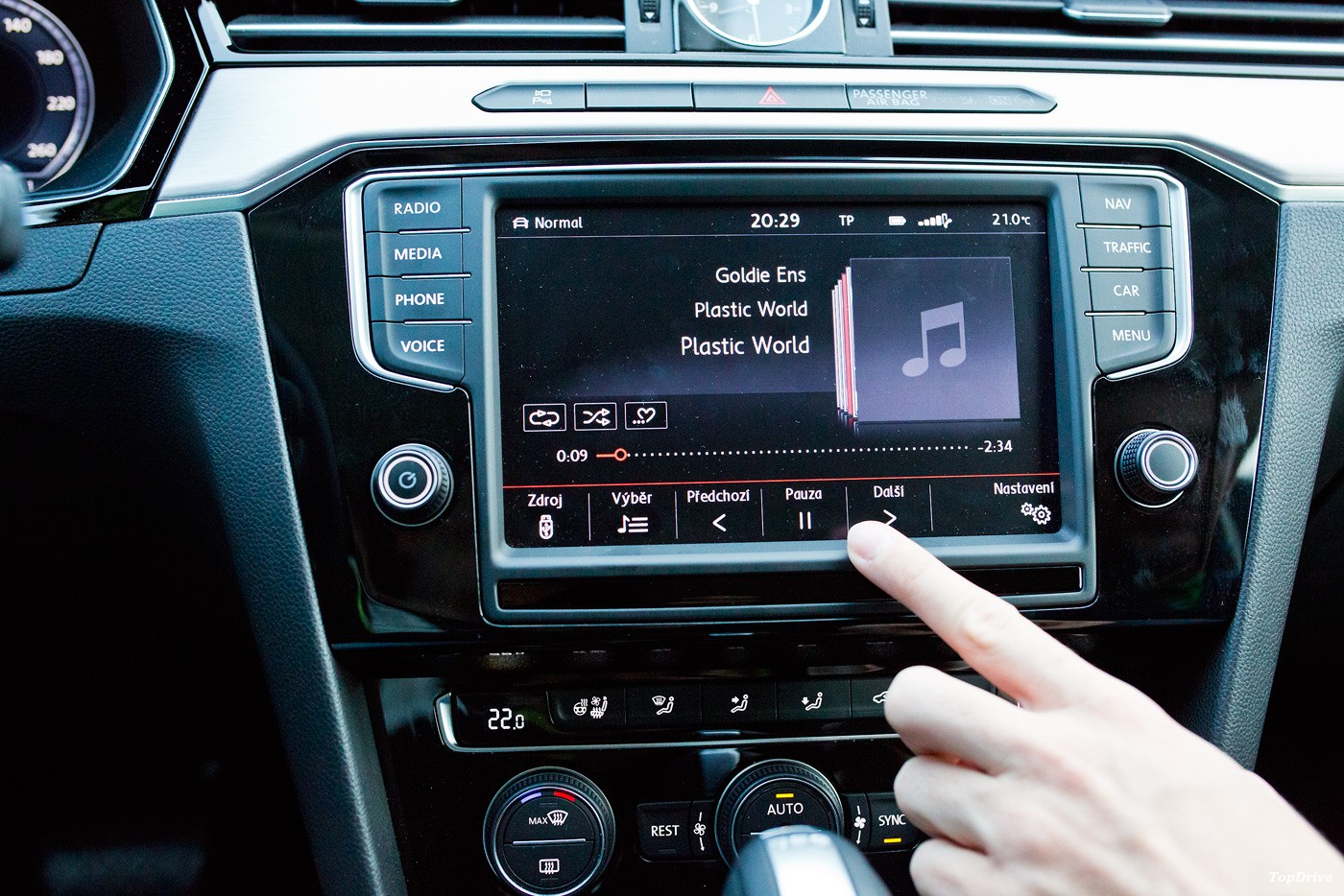 Displej reaguje už na pouhé přiblížení ruky.