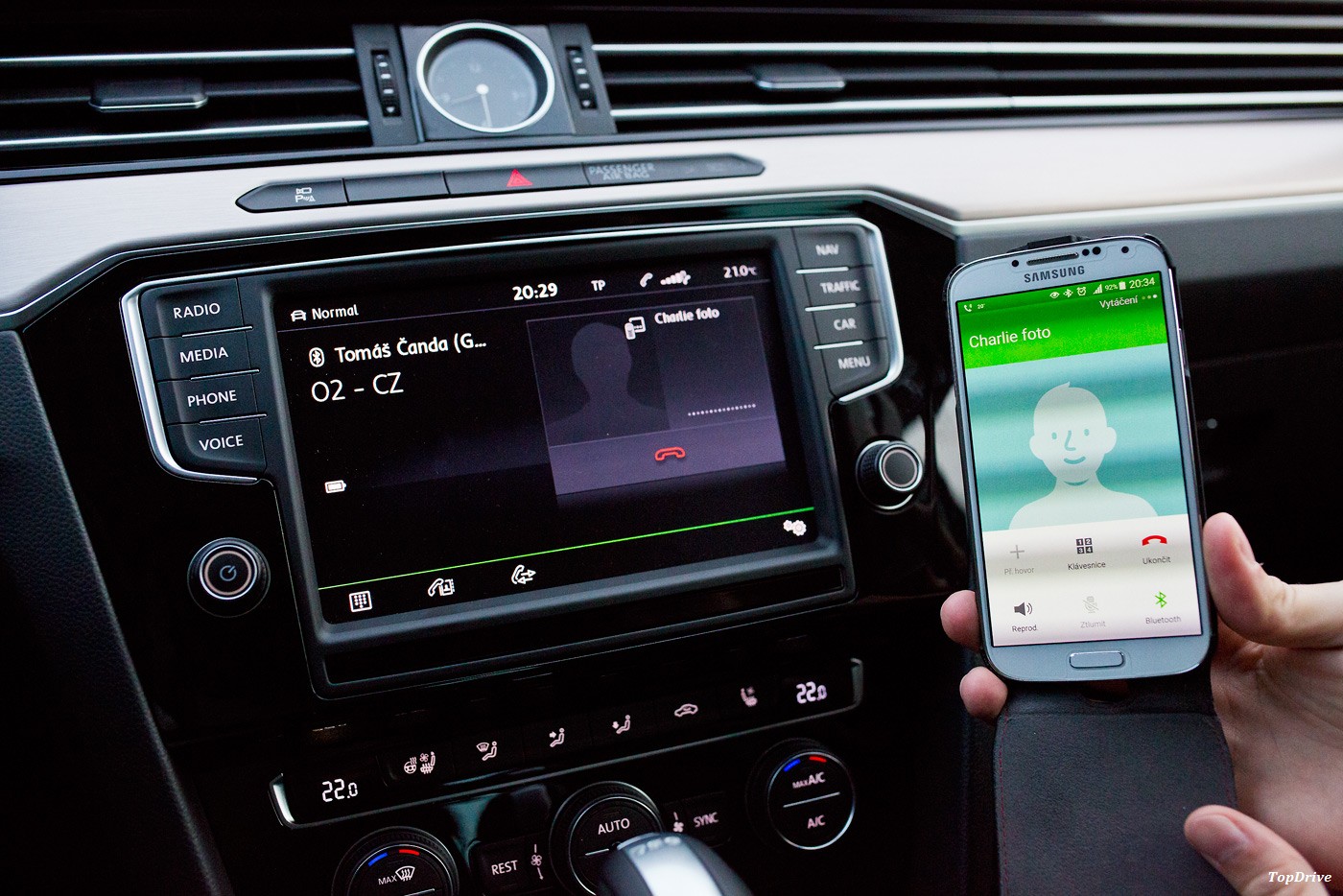 Spojení vozu s telefonem přes Bluetooth.