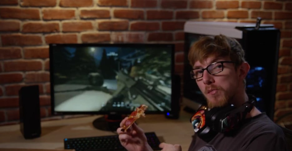 Znáte to: hrajete hru a někdo zvoní. Nebo dostanete hlad a chcete si dát pizzu, ale co teď? Pokud vlastníte malé USB zařízení GeForce GTX G-Assist, můžete hraní hry svěřit umělé inteligenci. Pomůže vám, i pokud nedokážete porazit drsného soupeře nebo bosse.
(<a href="http://www.geforce.com/gtx-g-assist">více informací</a>)