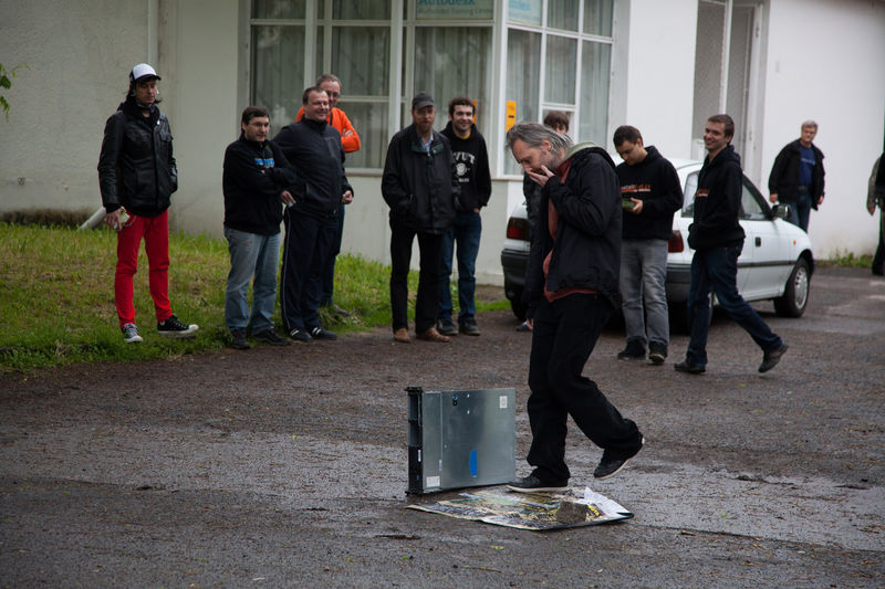 Hod serverem (soutěž na Strahově)