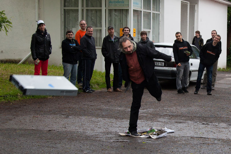 Hod serverem (soutěž na Strahově)