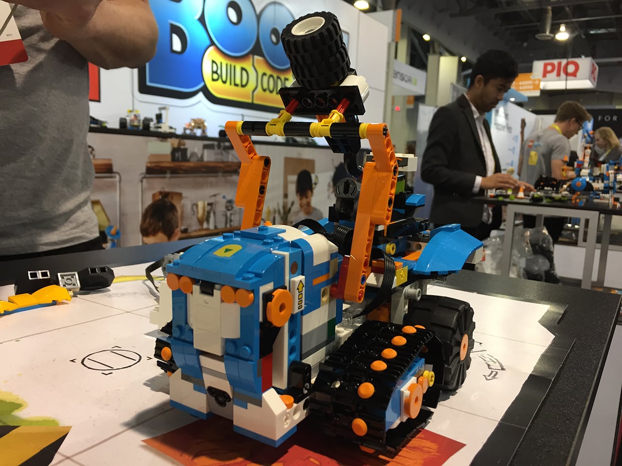 Lego Boost a další programovatelné stavebnice na CES 2017