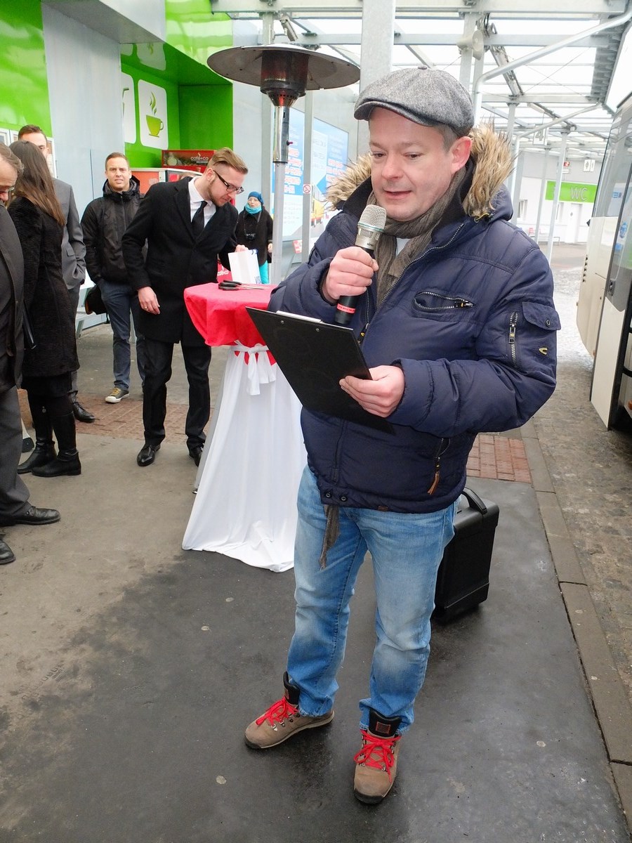 Celou akcí provázel Aleš Háma, který by chtěl bezkontaktně platit letenky.