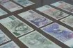 „Umělecký design, který ctí českou historii a tradici, přitom nejde na úkor bezpečnosti. Naopak. Umožňuje mít na tuzemských platidlech celou řadu ochranných prvků,“ dodala.