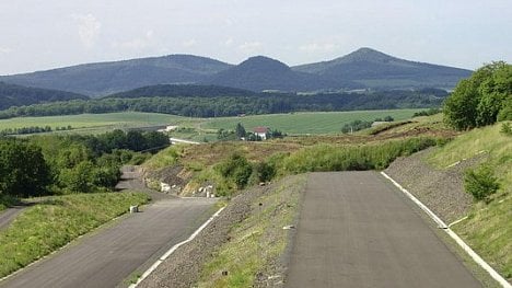 Náhledový obrázek - Zpráva vědců k sesuvu na D8: Nezajištění dálnice zhoršilo škodu