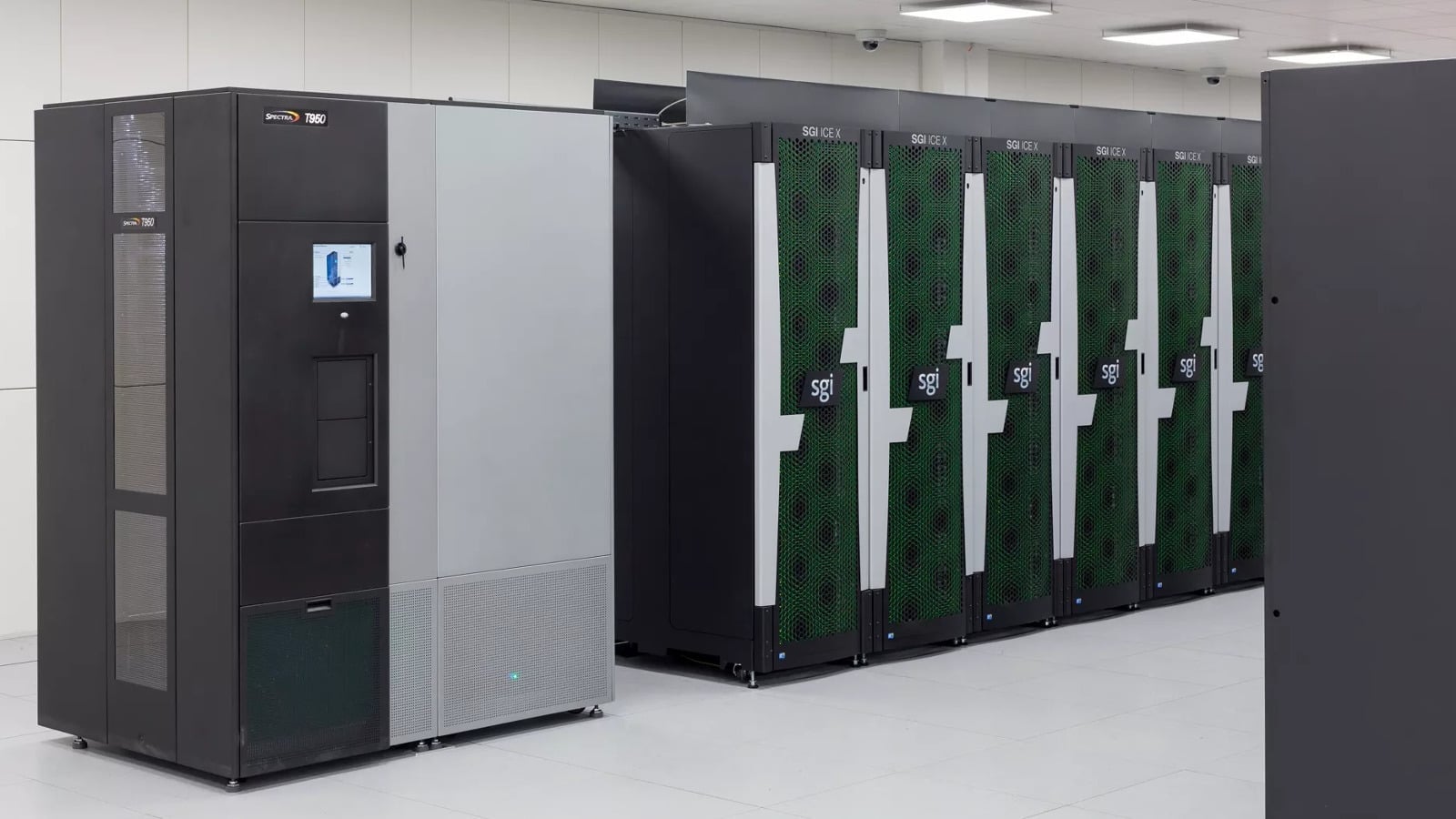 Ostravský superpočítač Salomon se umístil na 87. místě se 76 tisíci jádry Xeon a výkonem 1,4 PFLOPS. Operačním systémem je CentOS.