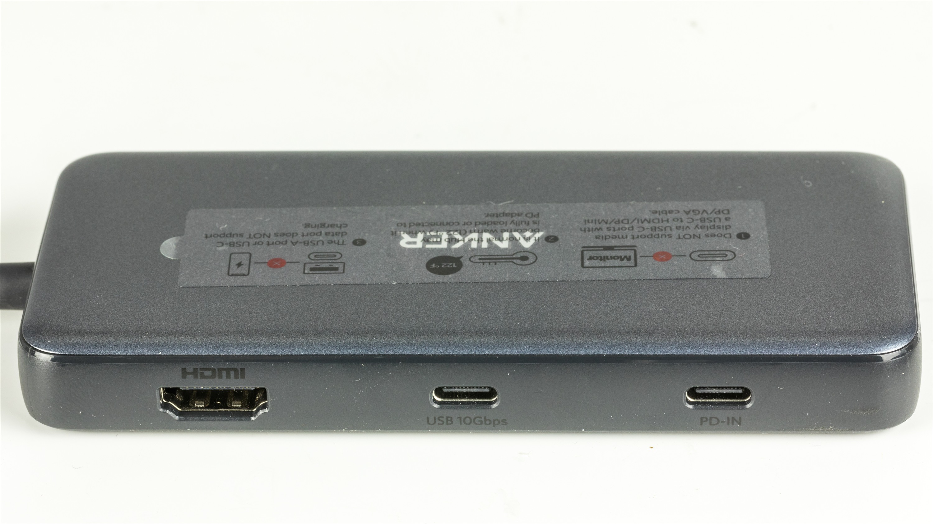 Hub Anker s portem HDMI a dvěma USB-C porty označenými USB 10Gbps a PD-IN.