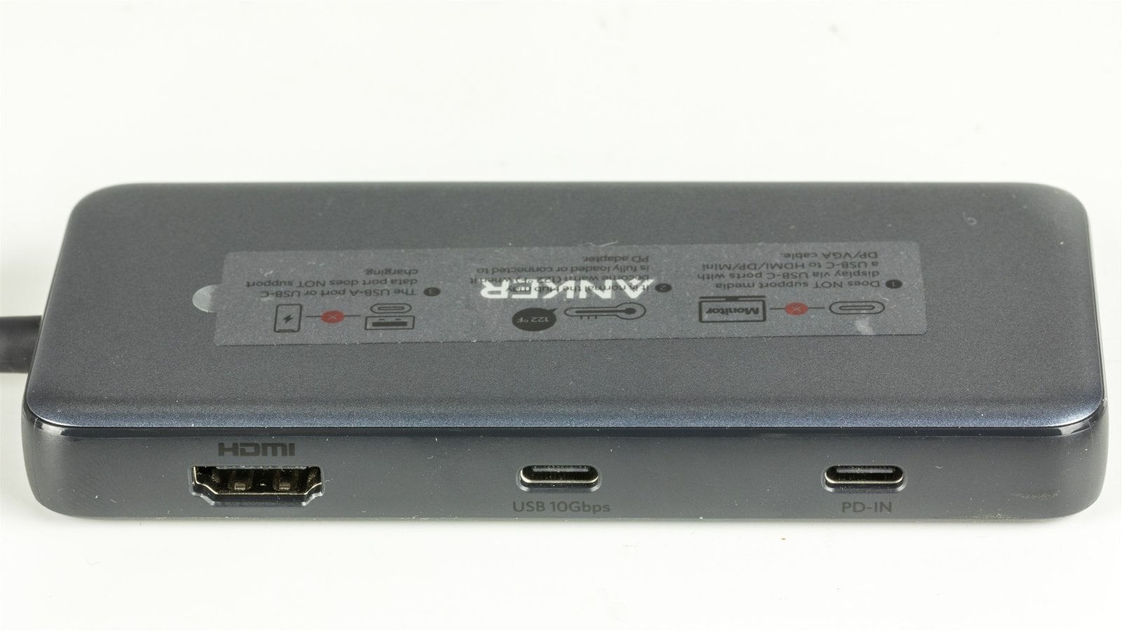 Hub Anker s portem HDMI a dvěma USB-C porty označenými USB 10Gbps a PD-IN.