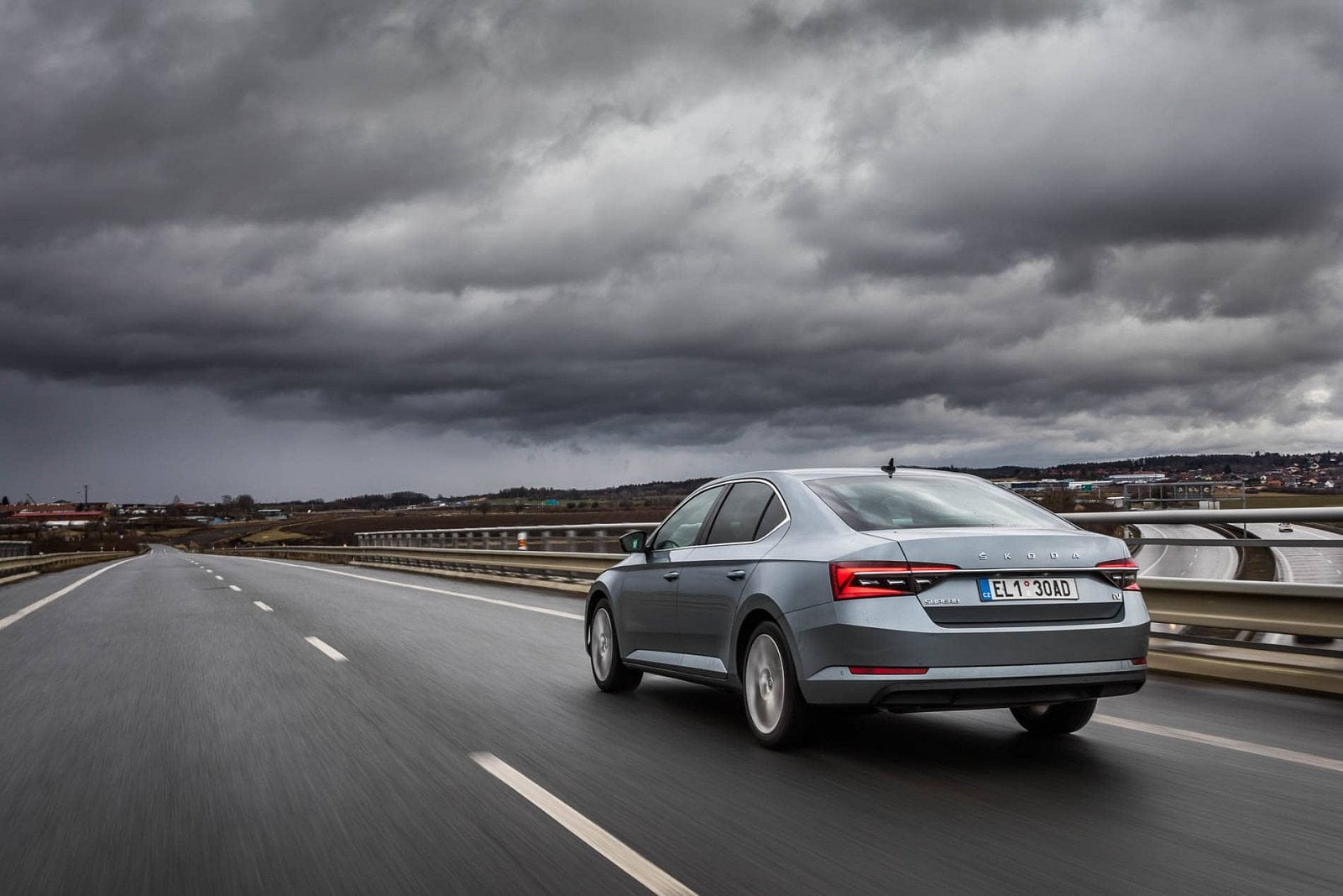 2020-05-skoda-superb-iv-vs-passat-gte-12.jpg