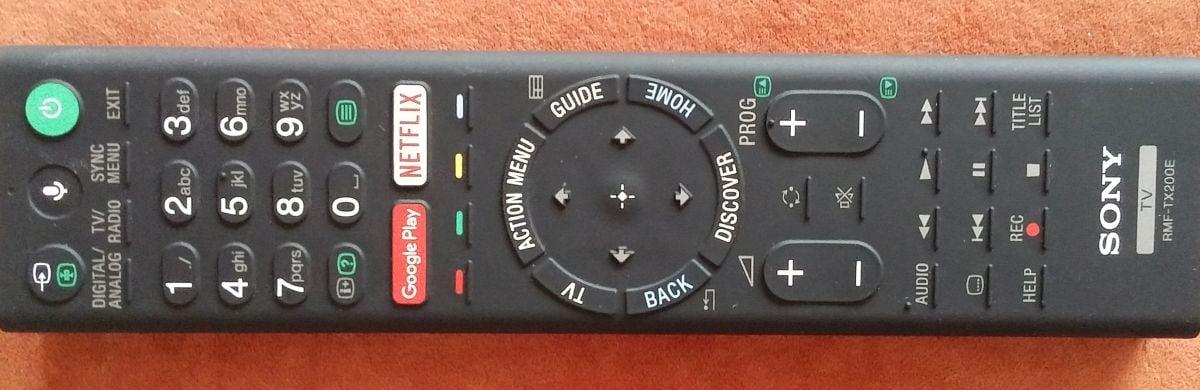 Dálkový ovladač pracuje s promačkávacími tlačítky.