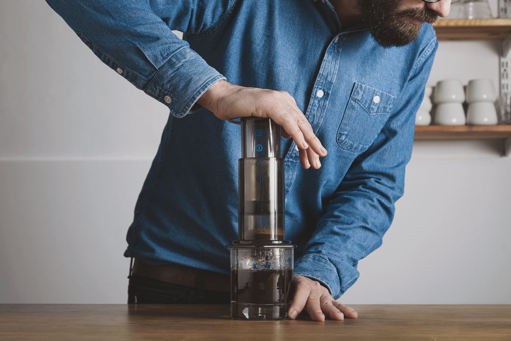 Příprava aeropressu netrvá déle než dvě minuty. Stlačujte píst ve válci co nejplynuleji a pozor na vzduchovou bublinu – pohyb byste měli zastavit těsně předtím, než aeropress „zasyčí“.