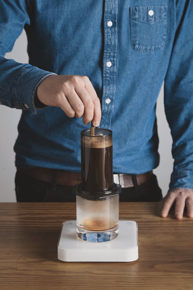 Kávu zamícháme. Originální míchátko je součástí balení aeropressu, ale stačí i klasické dřevěné nebo lžička.