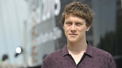 Náhledový obrázek - George MacKay: V pěti jsem hrál vlka v kostýmu Batmana