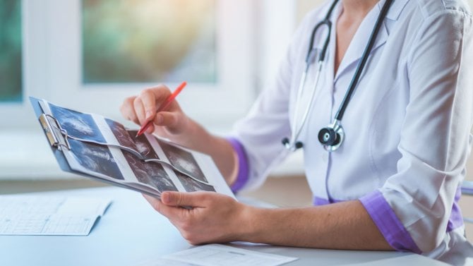 Lékařka ukazuje snímky z ultrazvuku