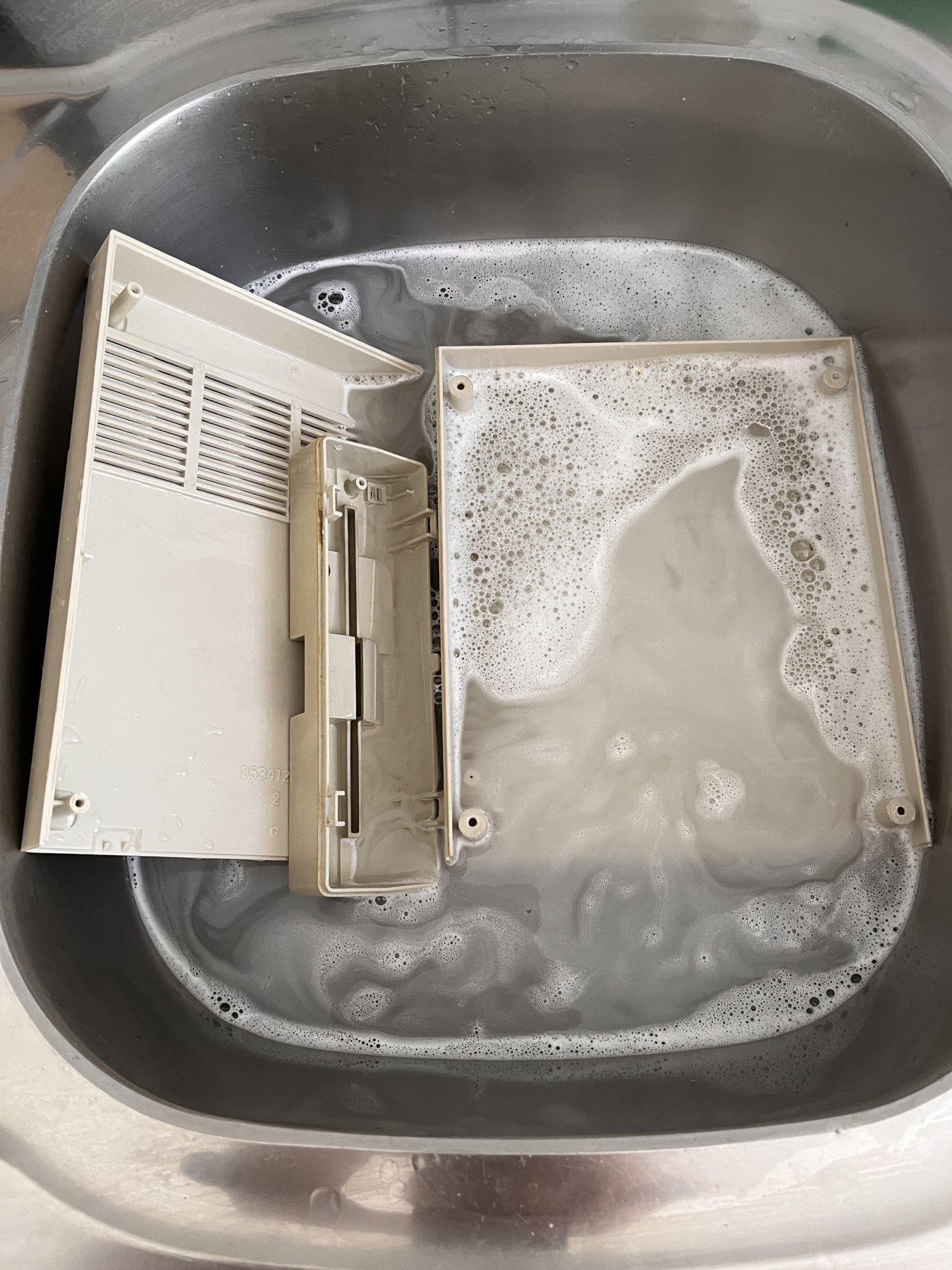 Prvotní čištění plastů krytu.