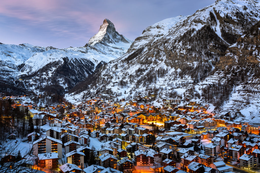 Městečko Zermatt s impozantním výhledem na mocný Matterhorn