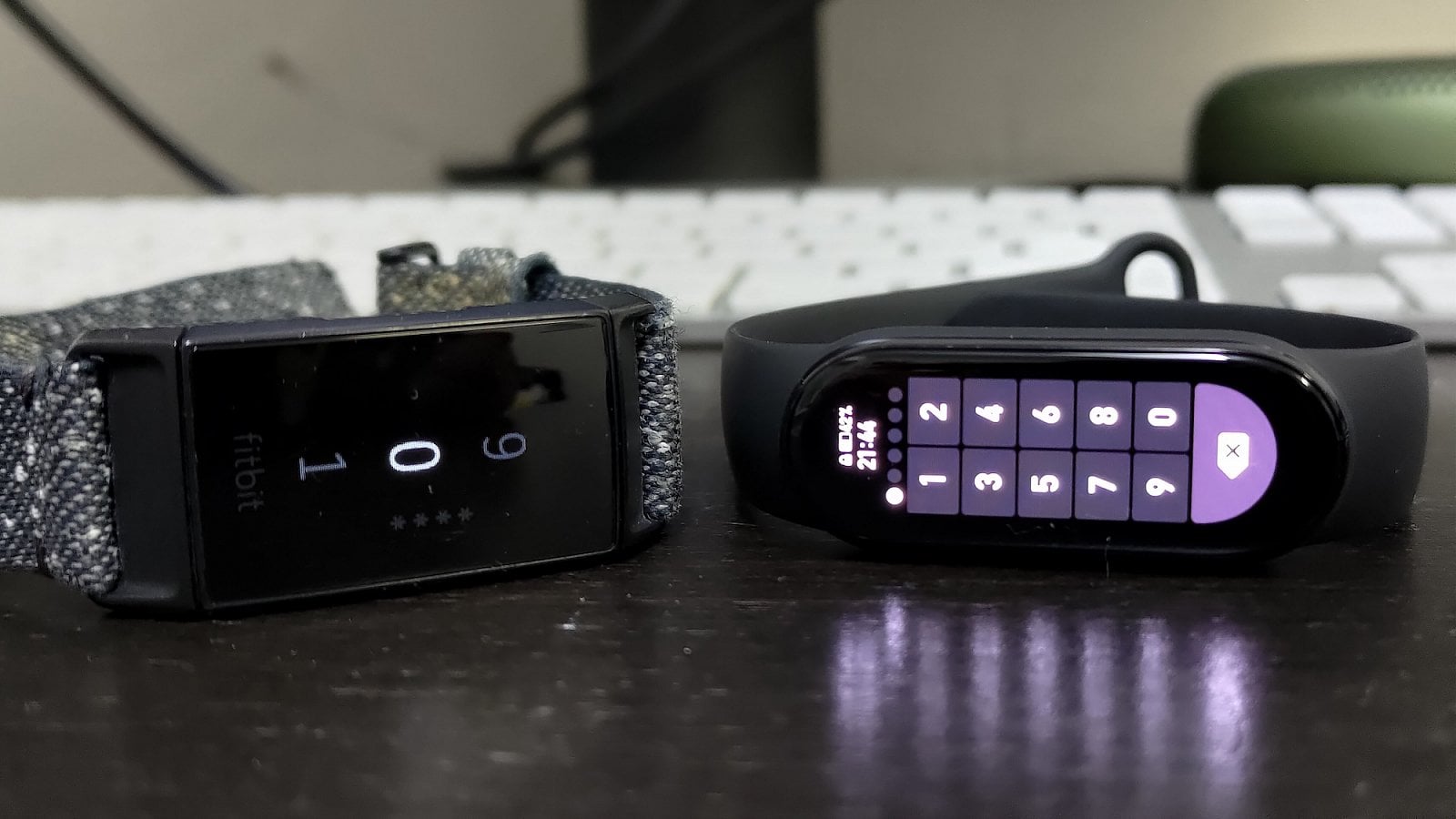 Vlevo Fitbit Charge 4, vpravo Xiaomi Mi Smart Band 6 NFC (13. 11. 2021)