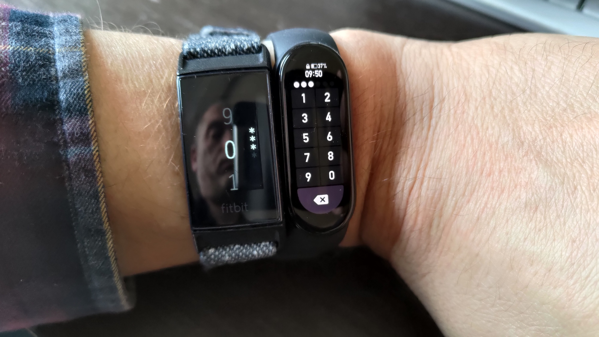 Vlevo Fitbit Charge 4, vpravo Xiaomi Mi Smart Band 6 NFC (13. 11. 2021)