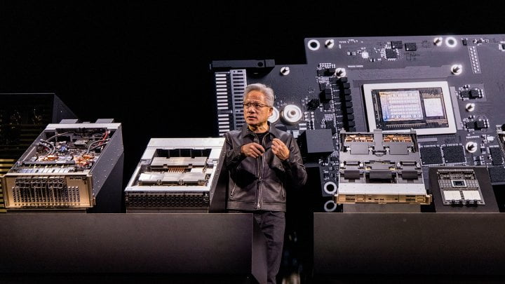 CEO Nvidie Jen-Hsun Huang ukazuje vzorky hardwaru a GPU na GTC 2025