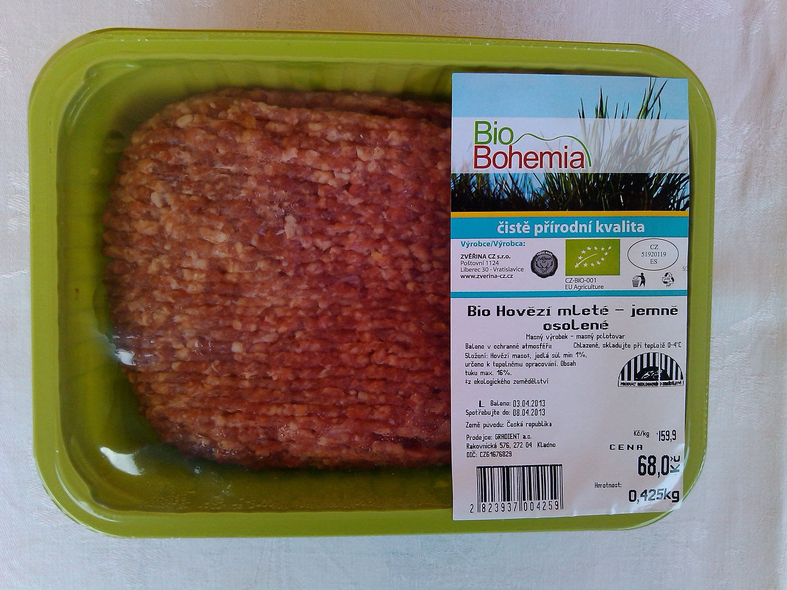 BIO hovězí mleté, polotovar: podíl masa neuveden, 0,43 kg za 67,96 Kč, 159,90 Kč/kg výrobku, výrobce: Zvěřina CZ, Liberec. Obsahuje sůl.