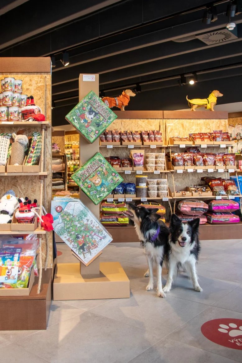 Další spokojení psi v prodejně