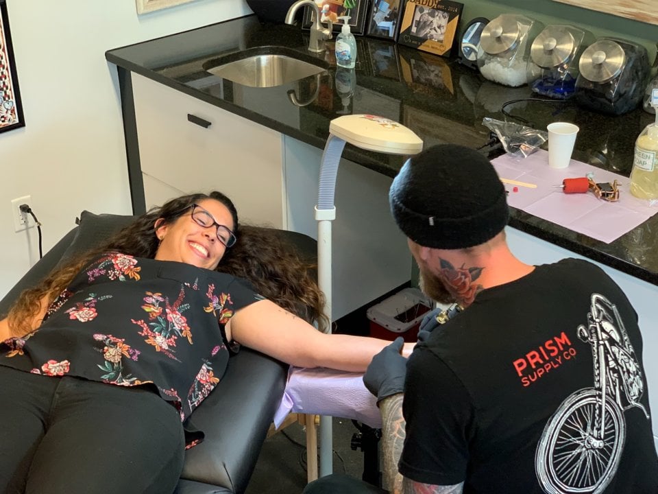 Consuelo Madrigal si nechává tetovat nové logo