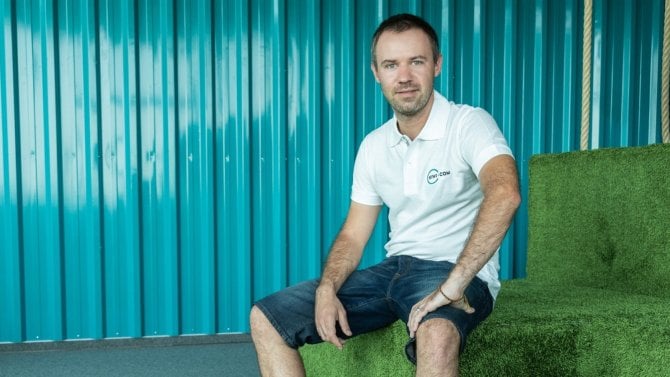 Kiwi.com už všechnu komunikaci se zákazníky odbavuje pomocí AI. Člověk je lepší hlavně v empatii