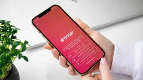 Tinder míří do offline světa. Seznamovací platforma pořádá živé akce a nabízí nové funkce pro generaci Z