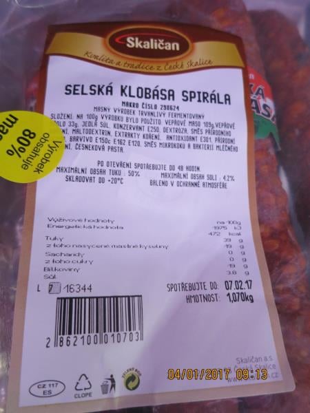 Velkoobchod MAKRO, Praha 5: SELSKÁ KLOBÁSA SPIRÁLA - v záhybech klobásy byl zjištěn výskyt plísně viditelné pouhým okem. Přes obal výrobku plíseň vidět nebyla. Potravina neměla porušený obal. Při kontrole nebyly zjištěny nevyhovující teploty skladování tohoto výrobku. Potravina neměla prošlé datum použitelnosti. Výrobce: 	Skaličan, Česká Skalice