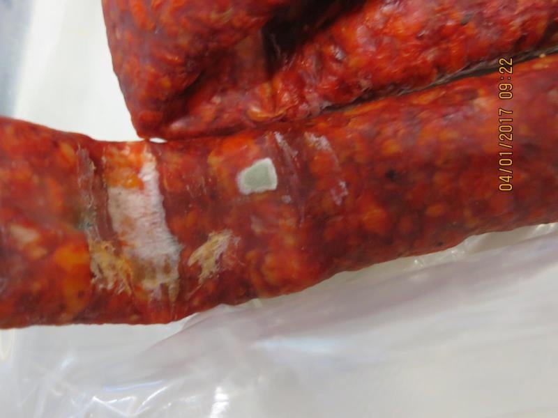 Velkoobchod MAKRO, Praha 5: SELSKÁ KLOBÁSA SPIRÁLA - v záhybech klobásy byl zjištěn výskyt plísně viditelné pouhým okem. Přes obal výrobku plíseň vidět nebyla. Potravina neměla porušený obal. Při kontrole nebyly zjištěny nevyhovující teploty skladování tohoto výrobku. Potravina neměla prošlé datum použitelnosti. Výrobce: 	Skaličan, Česká Skalice