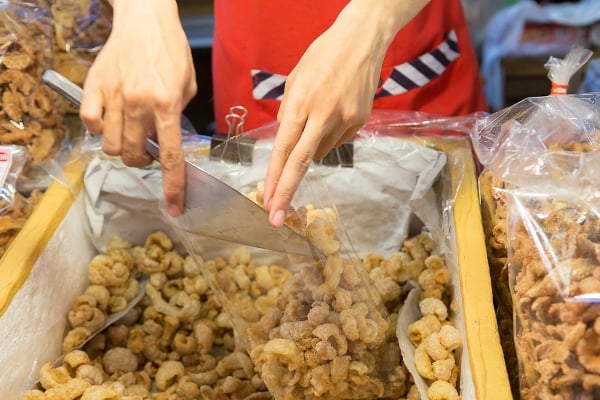 Pork scratchings se prodávají balené do malých pytlíků stejně jako brambůrky