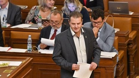 Náhledový obrázek - Poslanci poslechli mandátový výbor, komunistu Ondráčka ke stíhání nevydali