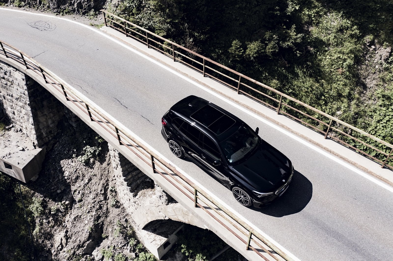 2019-08-BMW-X5-45e_03.jpg