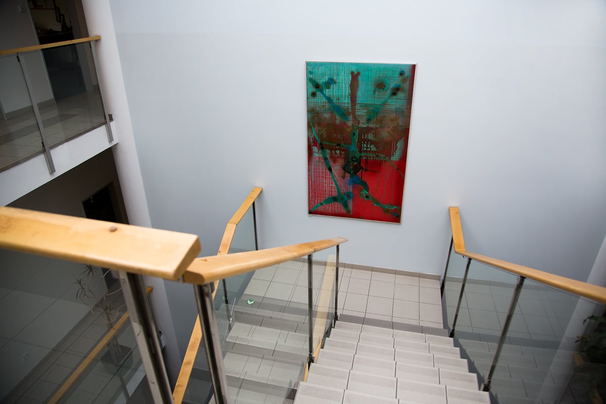 Úřad je vyzdoben řadou obrazů. Vybírá je exekutorka Sobíšková