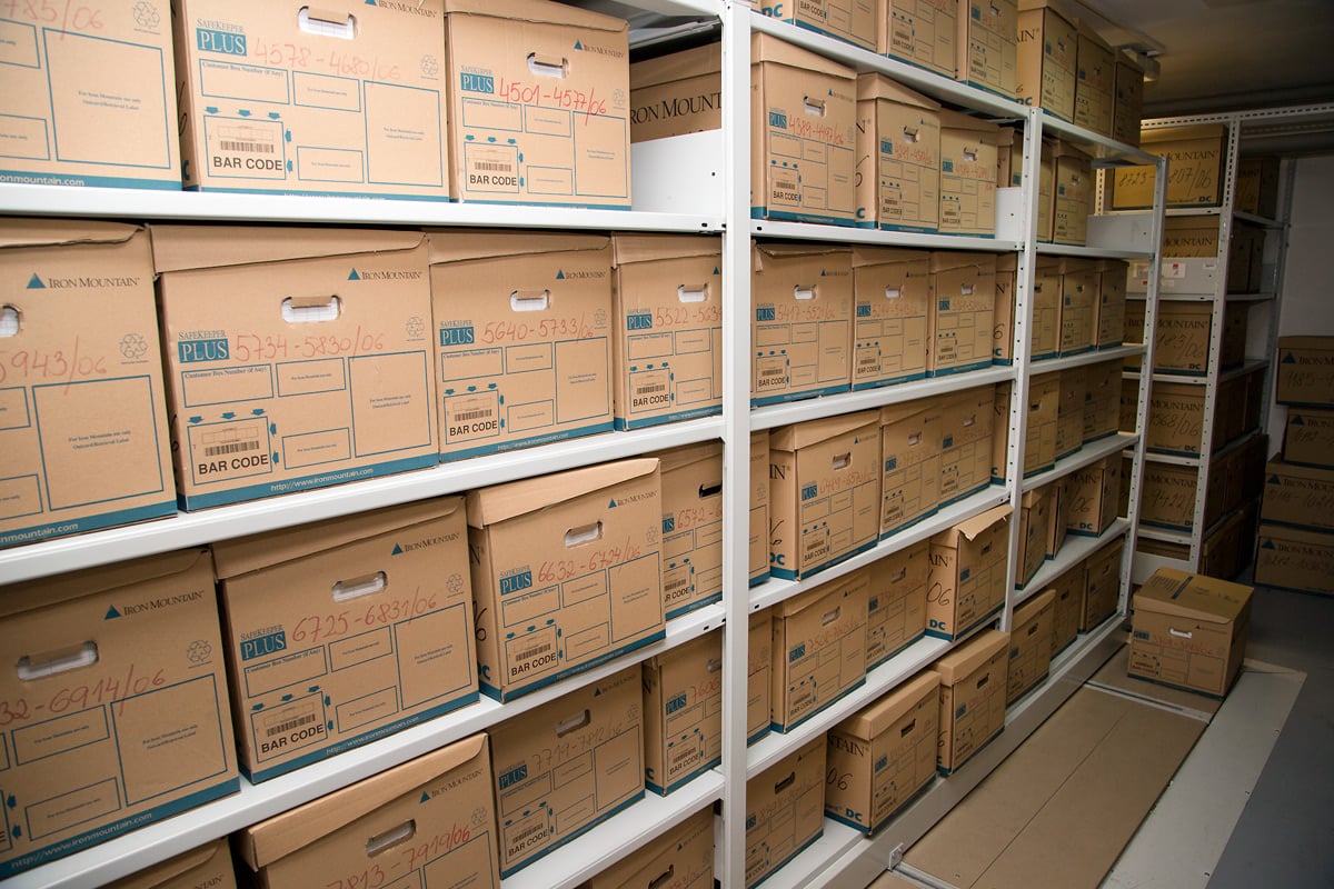 Sklad se starými spisy, které se uzavřely před zavedením elektronického systému