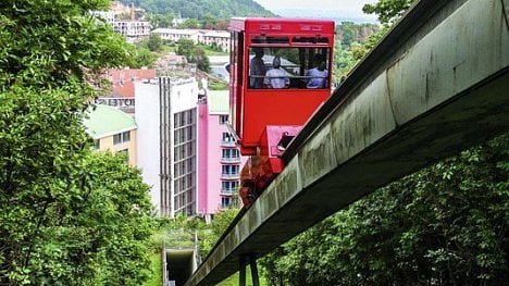 Náhledový obrázek - Konec lanovky Jamese Bonda. Smíchovskou atrakci nahradí výtah