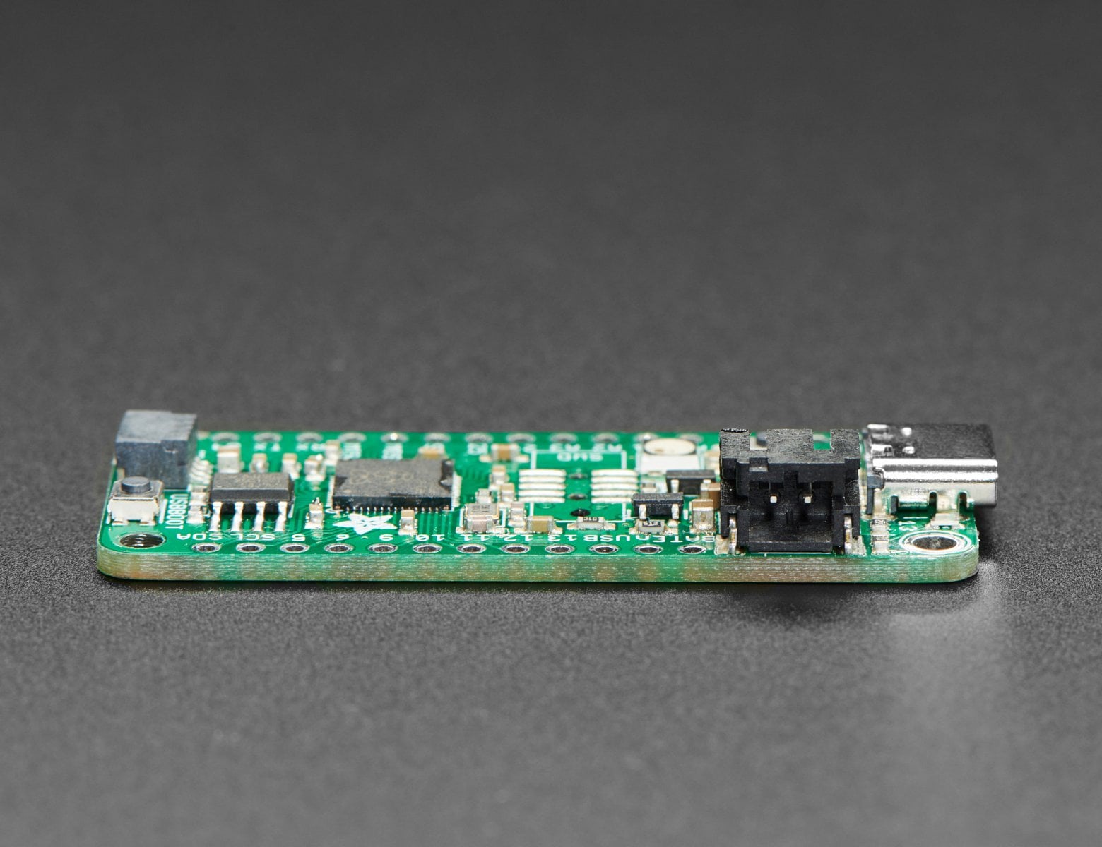 Adafruit vyrábí vlastní desku Feather RP 2040 se stejným procesorem. Nabízí USB C, nabíjení baterií Lipol, 4MB paměti QSPI a konektor STEMMA QT I2C.